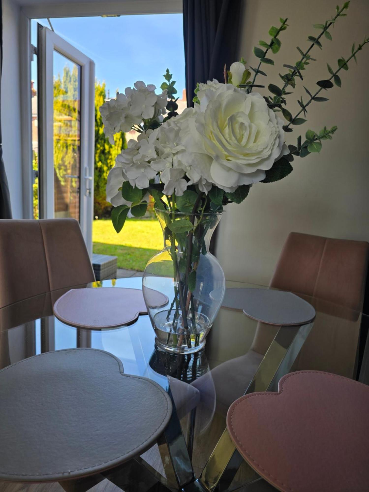 The Heart - Cosy 3 Bedroom House With Double Driveway And Garden In Манчестер Экстерьер фото
